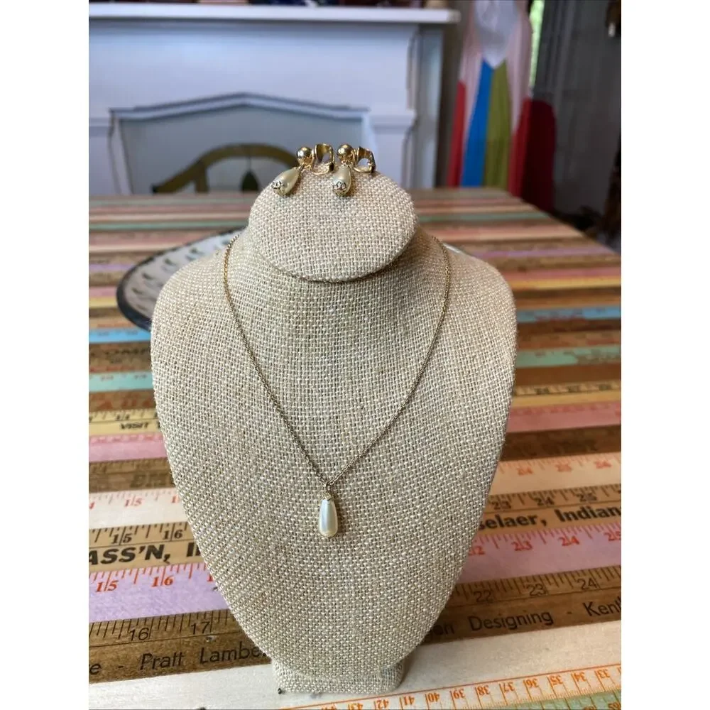 Vtg Sarah Coventry Pearl Clip On Teardrop Gold Tone Necklace & Earrings Set